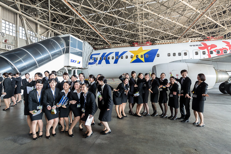 SKY2017便はB滑走路に着陸。フライトを終えた新入社員は「入社式でフライトできるとは思っていなかったので驚き。飛行機に携わっていく仕事なのでうれしい」「貴重な体験でうれしかった。反面、これが最後のお客さん気分。これから責任を持ってやっていきたい」「入社式で飛べるとは思えなかった。これから頑張っていきたい」「すごく楽しかった。忘れられない思い出」とコメント。ヤマトジェットの前で記念撮影を楽しんでいた