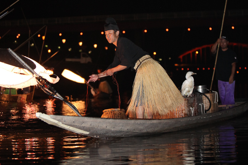 公式Facebookページでは、訪れたスポットの魅力を収めた写真を募集している。写真は、広島県「三次の鵜飼」（左）と大分県「原尻の滝」（右）