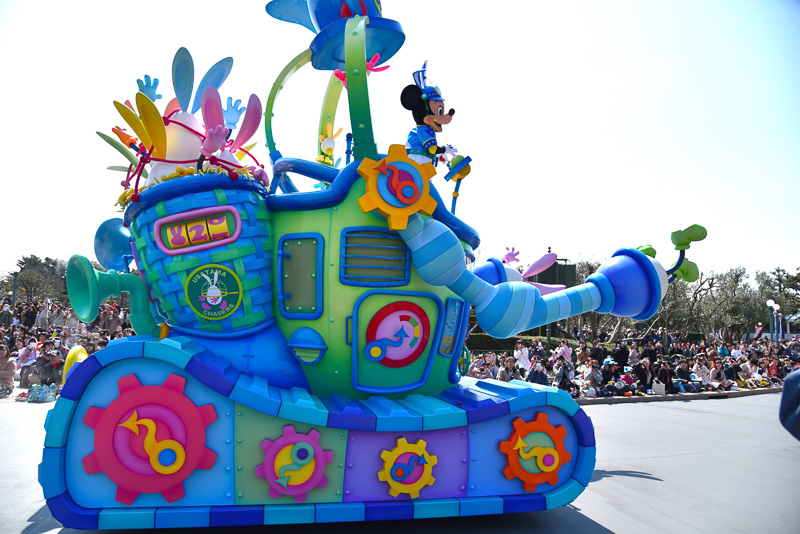 「ミッキーマウス率いる“うさたまチェイサー”たちが大活躍」がテーマのフロート