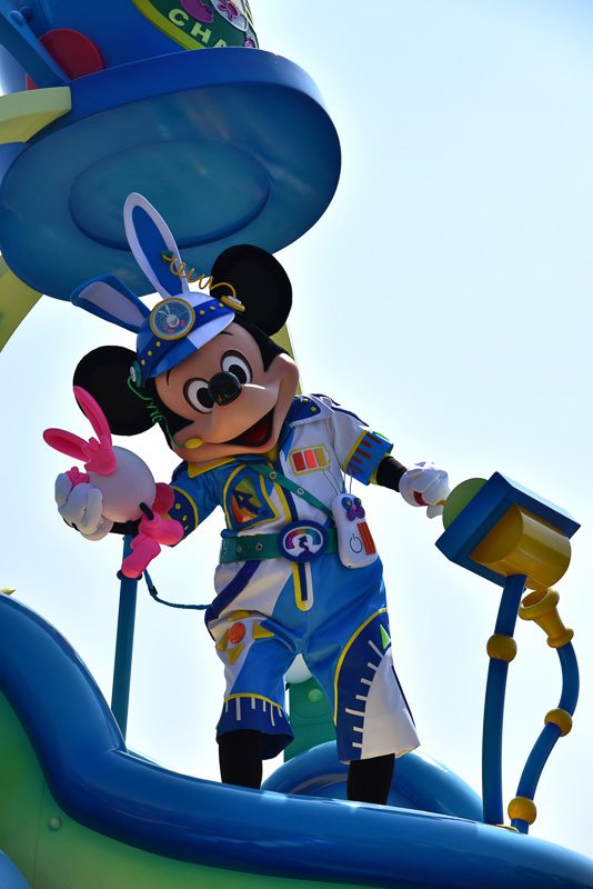 小さな“うさたま”を手にポーズ