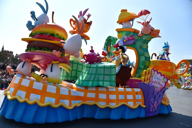 カフェを思い思いに楽しむ“うさたま”にクララ・クラックとドナルドダック、そしてお店が大混乱中