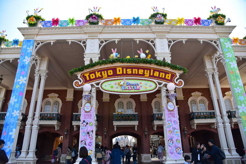 ワールドバザールの入口にもスペシャルイベントのロゴが掲げられている。逃げ出した“うさたま”たちも手を振っている