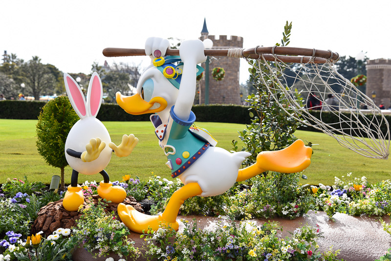 ドナルドダックが“うさたま”をつかまえようとやっきになっている