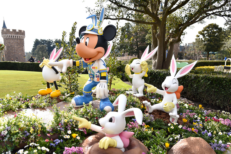 ミッキーマウスがイースターバニーといっしょにドナルドを観察中