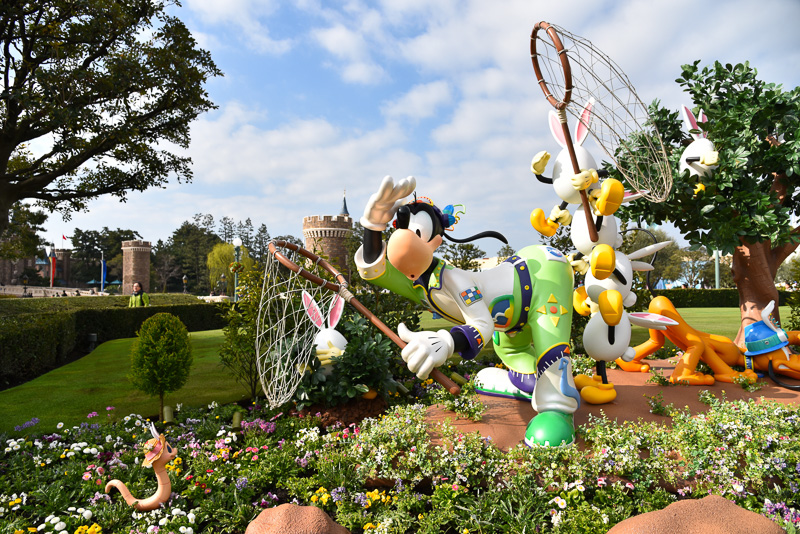 グーフィーやマックス、プルートのフォトロケーションも発見。グーフィーの背後には網をかまえる“うさたま”の姿が！