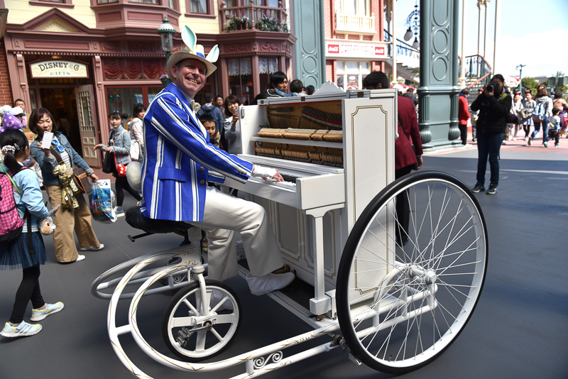 「バイシクルピアノ」は、ディズニーのおなじみの名曲を生演奏で聞かせてくれる