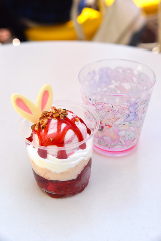 「イースターサンデー（ミックスベリーゼリー＆ストロベリーチーズアイス）、スーベニアカップ付き」（860円）