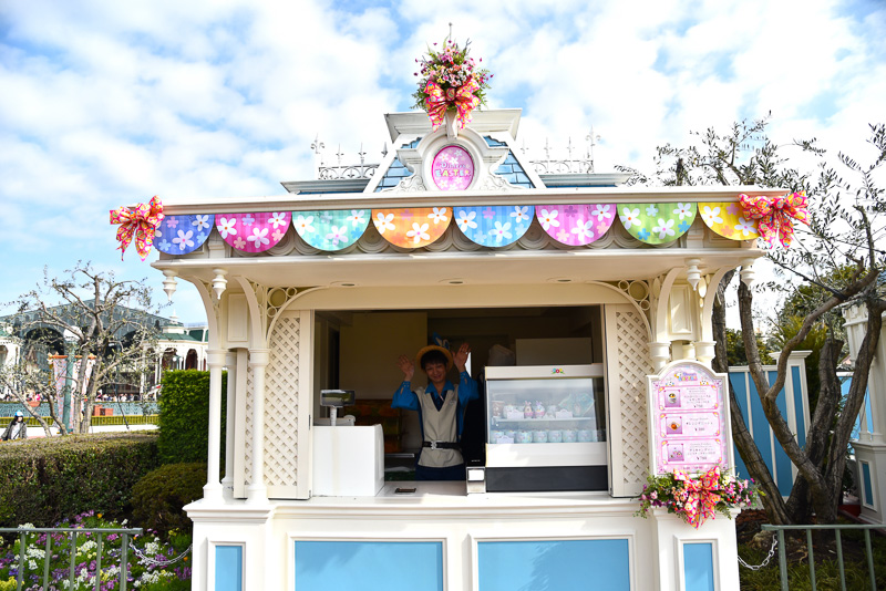 シンデレラ城前のプラザにある「イベントブース」でも購入可能。うさみみ帽子のキャストが販売中