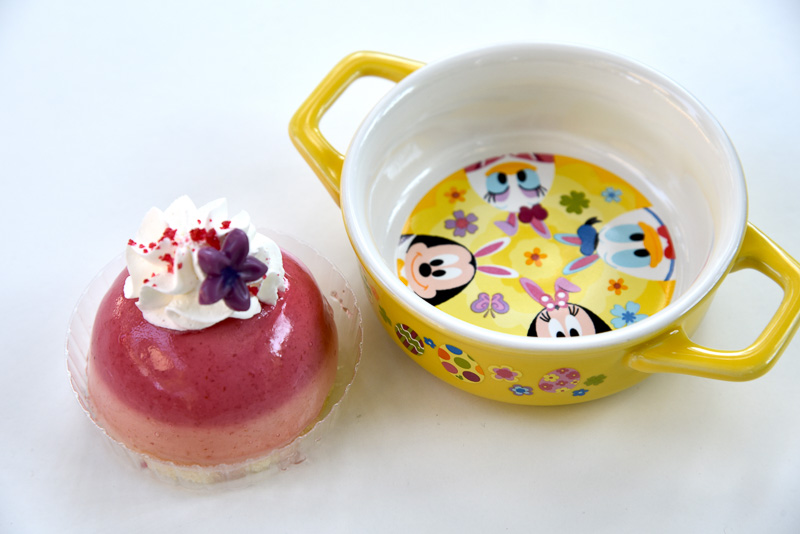 「チェリー＆ホワイトチョコレートのムースケーキ、スーベニアキャセロール付き」（880円）