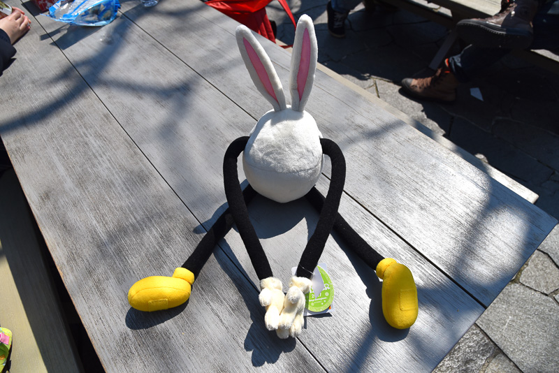 イチオシの「ぬいぐるみ」（1800円）は体部分が高さ約30.5cm。手足の長さが約75cm。2人で持つとつかまえた感が倍増。パークで自由気ままに過ごす彼らの姿を撮るのも面白い