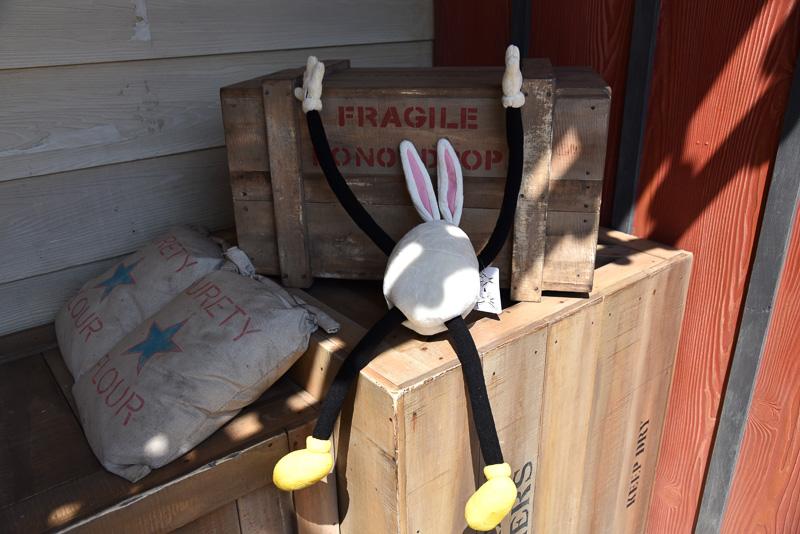 イチオシの「ぬいぐるみ」（1800円）は体部分が高さ約30.5cm。手足の長さが約75cm。2人で持つとつかまえた感が倍増。パークで自由気ままに過ごす彼らの姿を撮るのも面白い