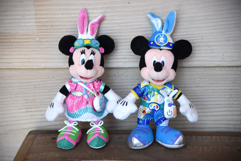「ぬいぐるみバッジ」（各1700円）。ミッキーマウスは長さ約19.5cm。ミニーマウスは長さ約18.5cm