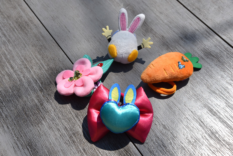 「うさみみカチューシャ」（各1300円）は4色展開。「ヘアゴム」（各500円）でアレンジするとさらにかわいくなる