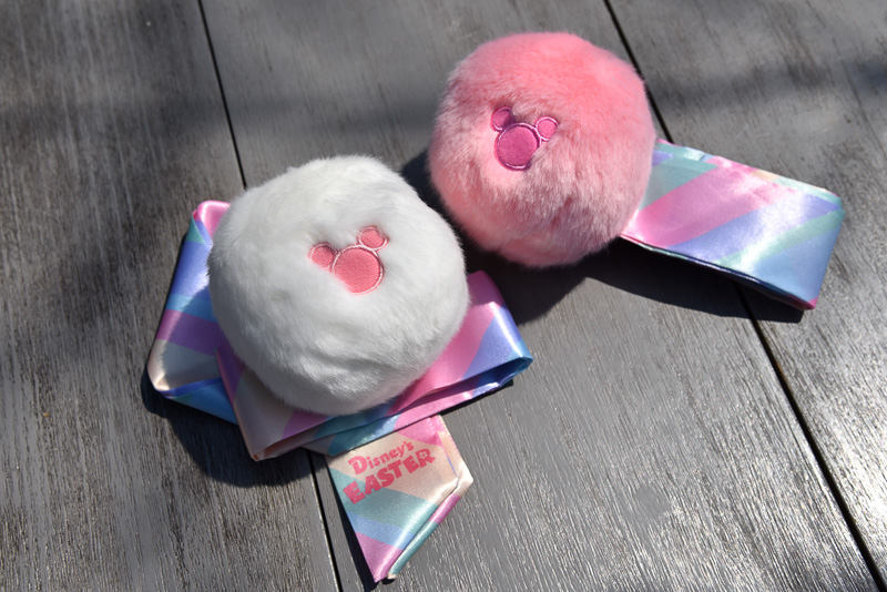 「うさしっぽ」（各900円）も「うさみみカチューシャ」のカラーに合わせて4色。お揃いで着けたい