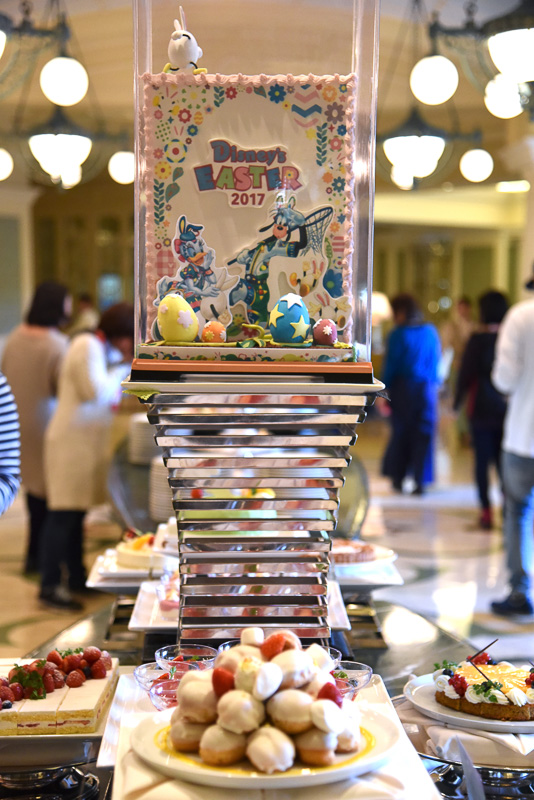 ビュッフェ台にはスペシャルイベントのロゴをデコレーション。“うさたま”がボードの上を逃走中!?