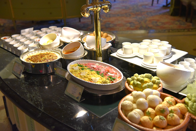 子供がお皿に盛りやすいように少し低めのビュッフェカウンター