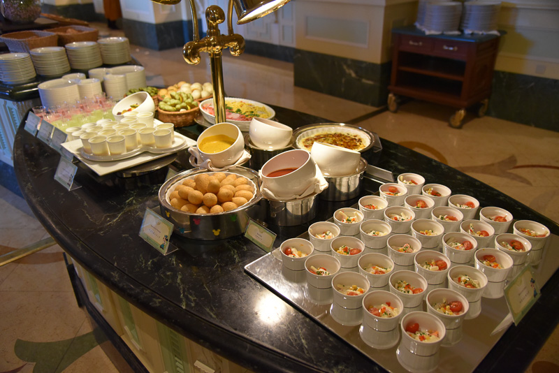 子供がお皿に盛りやすいように少し低めのビュッフェカウンター