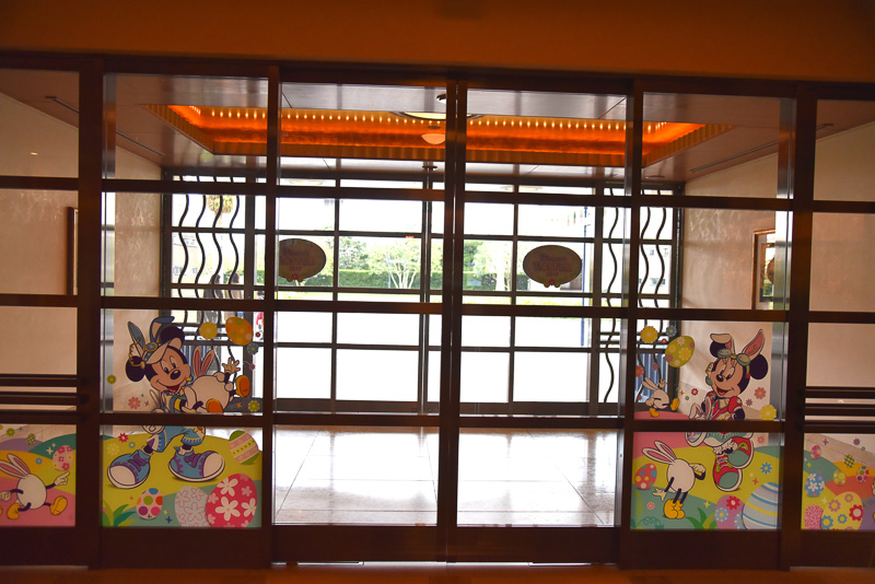 レストランへ通じる通路や、エントランス部分にもデコレーションが施され華やかな雰囲気となっている