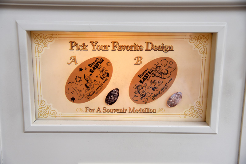 「東京ディズニーランド・ステーション」のメダリオンメーカーは改札外に設置。プルートとチップとデールの2種類