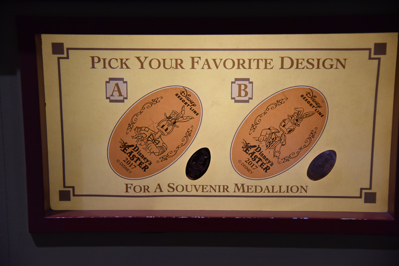 「東京ディズニーシー・ステーション」のメダリオンメーカーは改札内に設置されている。ドナルドダックとデイジーダックの2種類