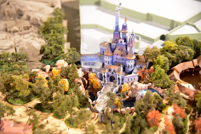 新アトラクションの外観と体験シーン。高さ約30mの野獣の城で物語がスタートする