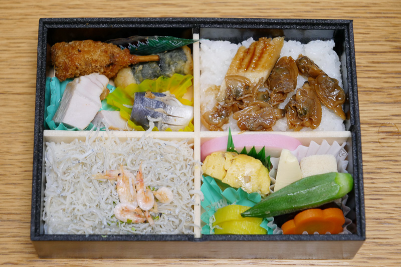 中は4マスに仕切られていて、ご飯が2種類と豊富なおかずが盛り付けられている