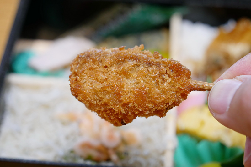 “寛政の寄せ鯨”として語り継がれている逸話をもとに選ばれた、くじらの串揚げ。昭和の懐かしい味わいに、思わず顔がほころぶ