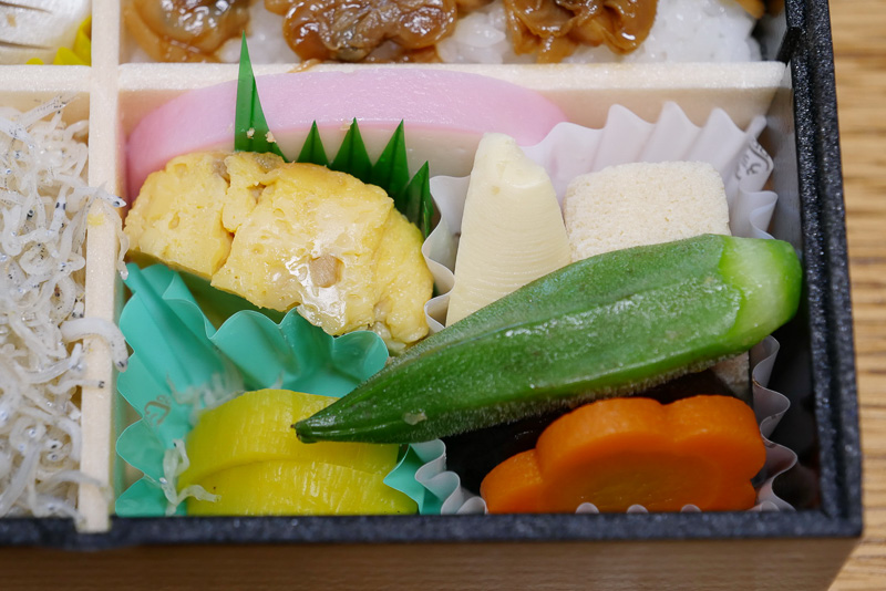 煮物やかまぼこなど、幕の内弁当らしいおかずも豊富。卵焼きは江戸らしい甘い味付けがうれしい
