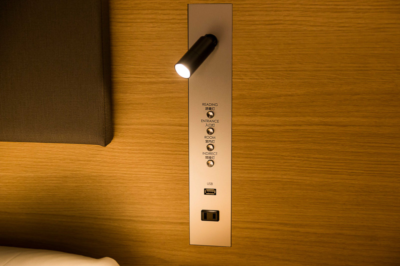 ベッドサイドのナイトテーブルにUSBポート