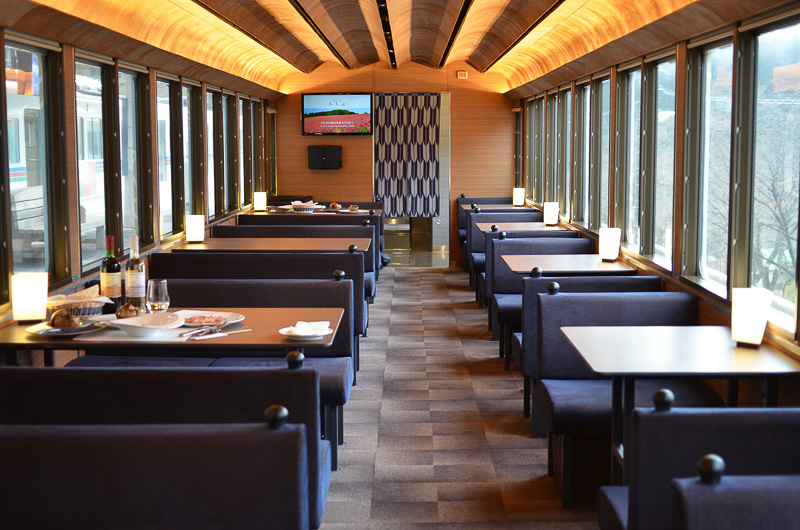 まるでホテルみたいな内装。2号車の天井は柿渋和紙を使用しています