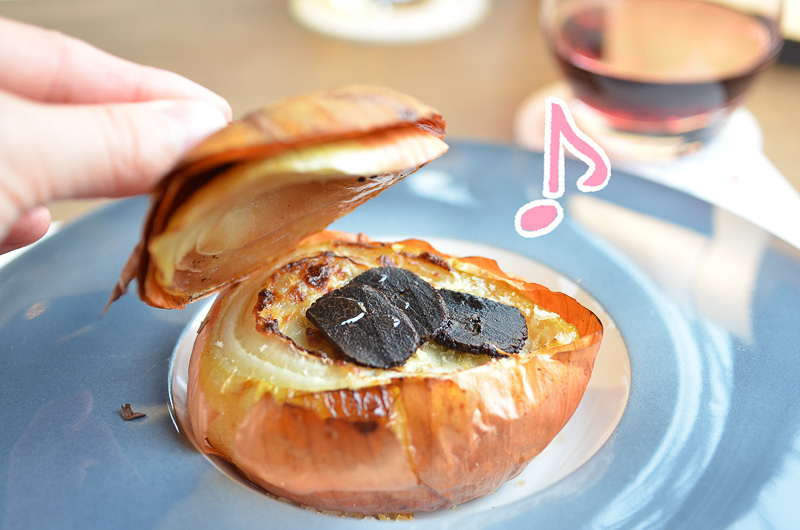 前菜の玉ねぎのオーブン焼き。トリュフが乗ってます