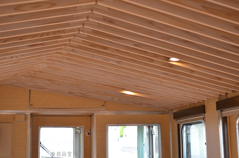 今回乗車した4号車の天井は地元埼玉の木材である西川材をあしらっている