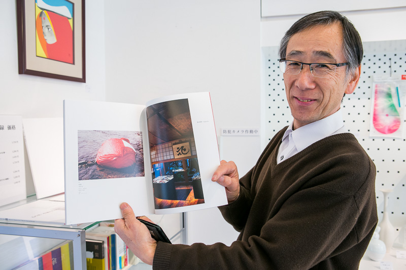 館内の展示について説明する樂翠亭美術館責任者の小西さん