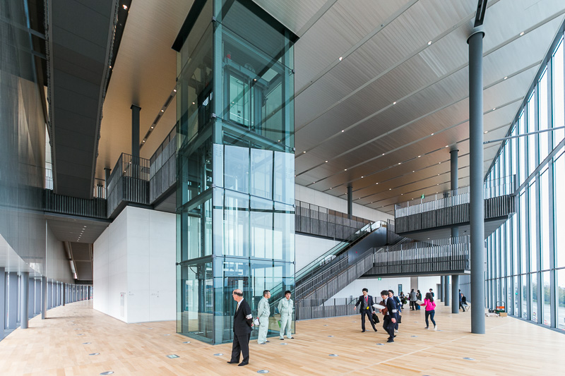 2階部分の吹き抜け空間「ホワイエ」