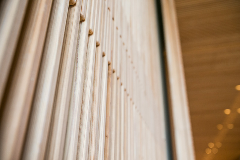 壁や天井には県産材の郷山杉が使われている