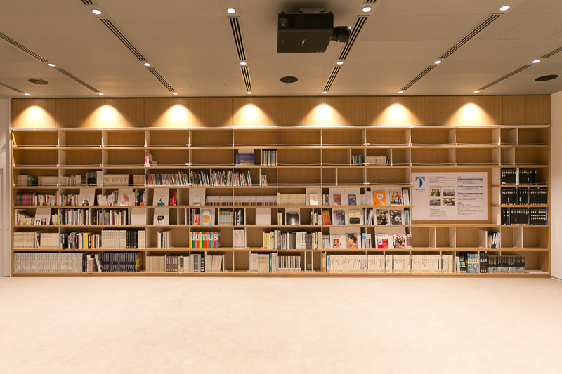 図書コーナーはゆったりしたスペースで自由に雑誌や専門書を読むことができる