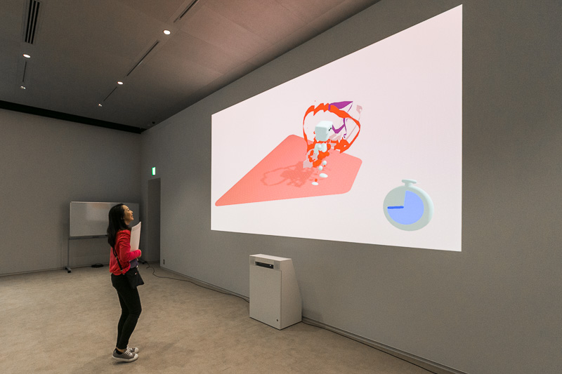 ホールでは講演会などが行なわれ、体でアートを作れるインタラクティブアートが常設されている