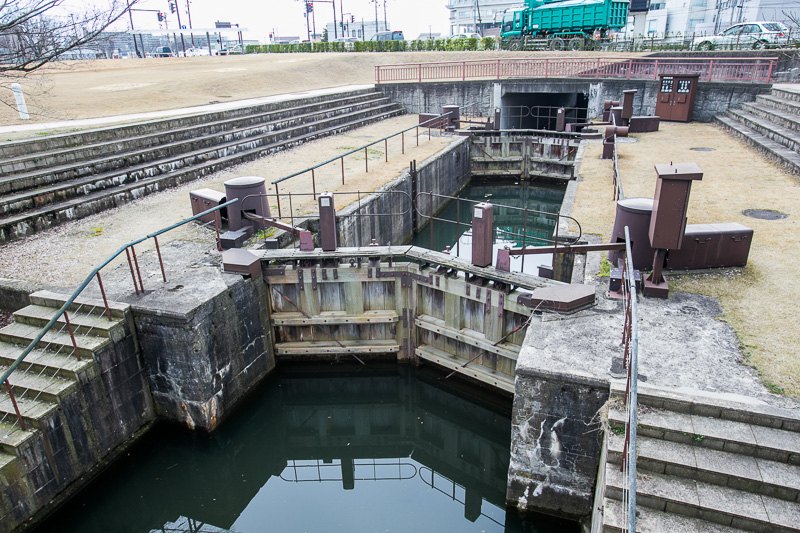 牛島閘門は上流と下流の水位の高低差を水のエレベータで調整する