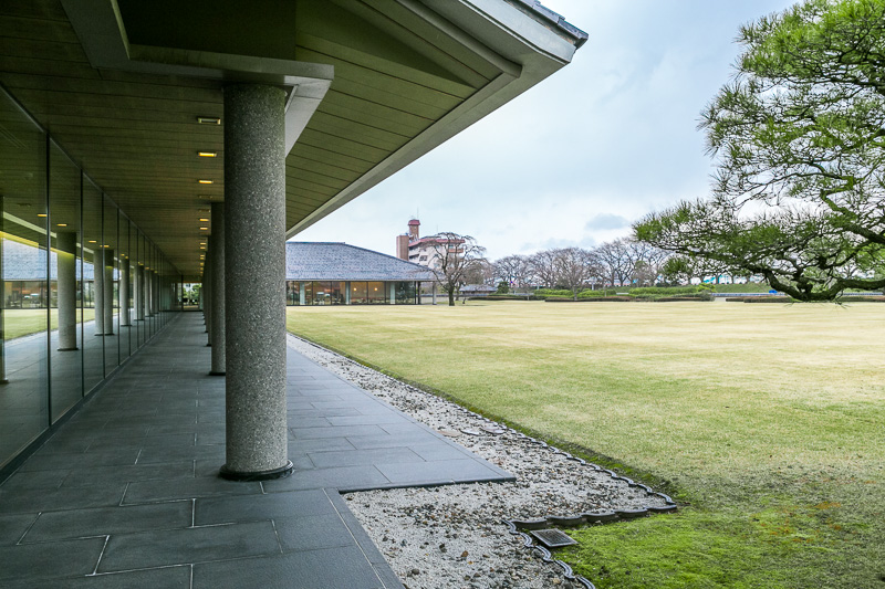 中庭の中央にはしだれ桜があり、桜の季節には神通川のソメイヨシノとのコントラストが見事だという