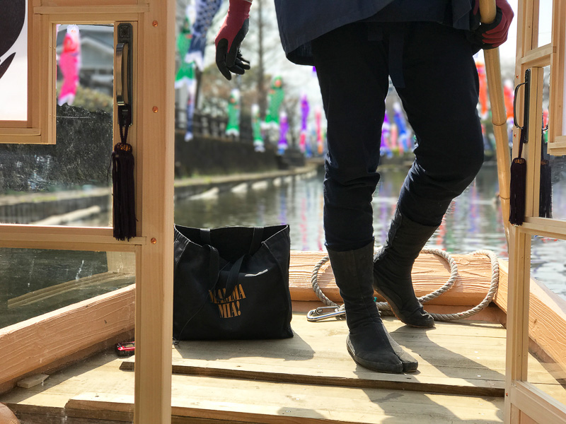 船頭さんはスゲ傘に法被姿