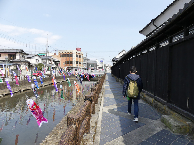 巴波川に沿って続く石畳の遊歩道は絶好の散策道