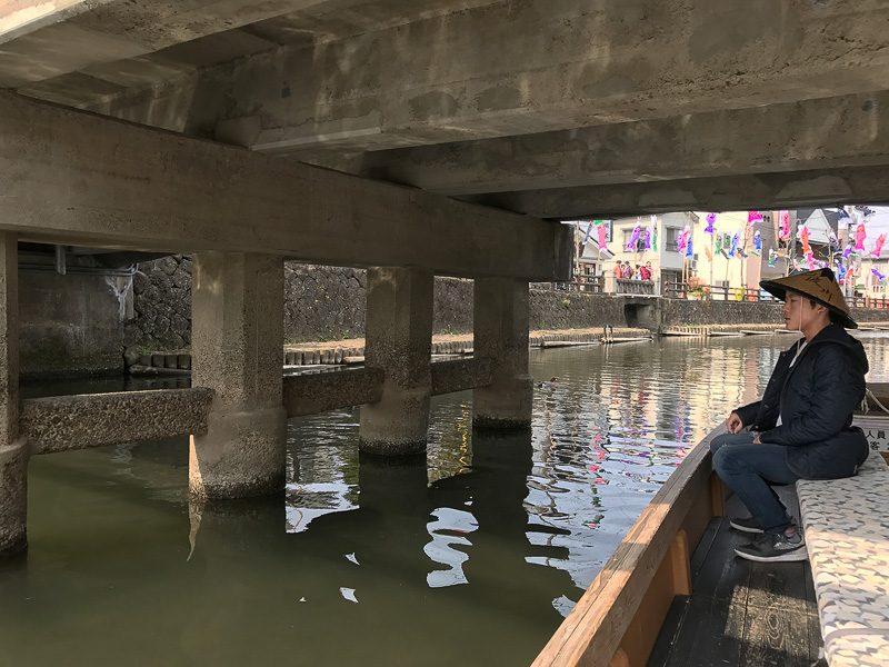 橋の下を通り抜け