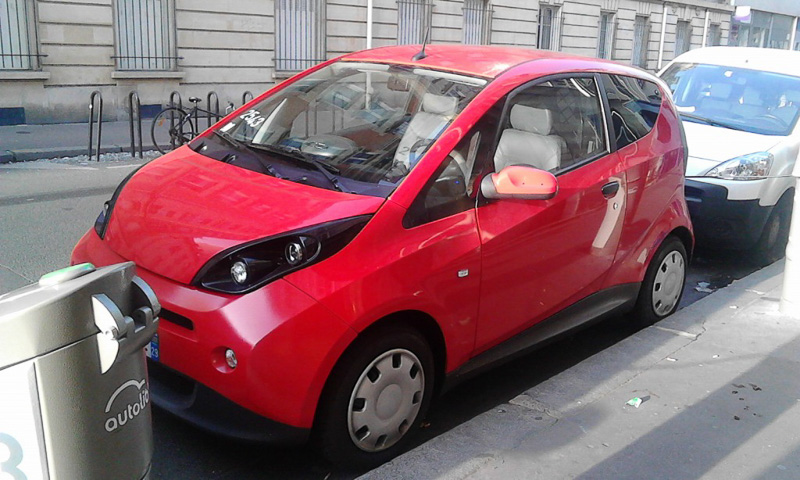 Autolib’に交じって赤色のUtilib’が混じっています