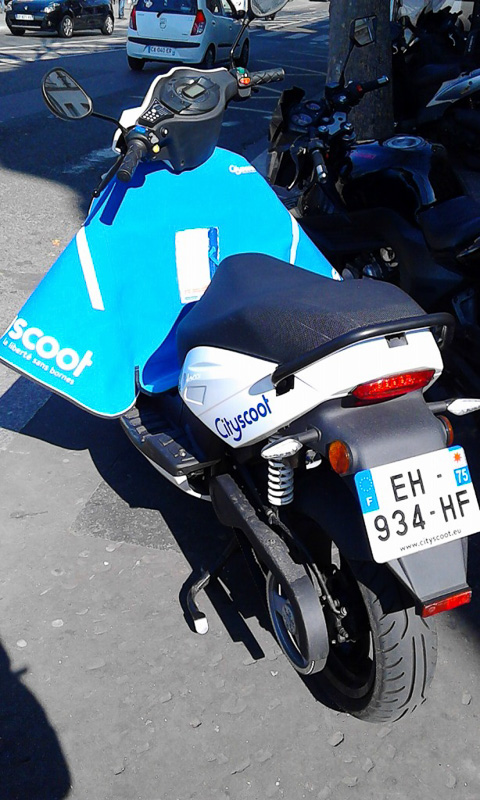 「Cityscoot」のロゴが入ったレッグカバーが目印。防寒・防風・防雨、そして鳩の糞対策用だそう