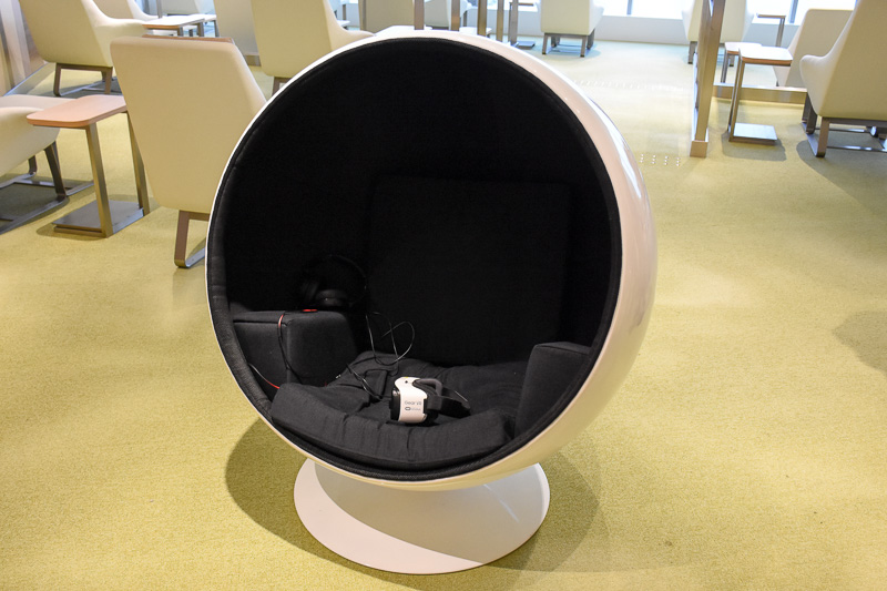 Oculus VRのVRヘッドセット「GearVR」と、ejeの振動チェア「TELEPOD」が使われている