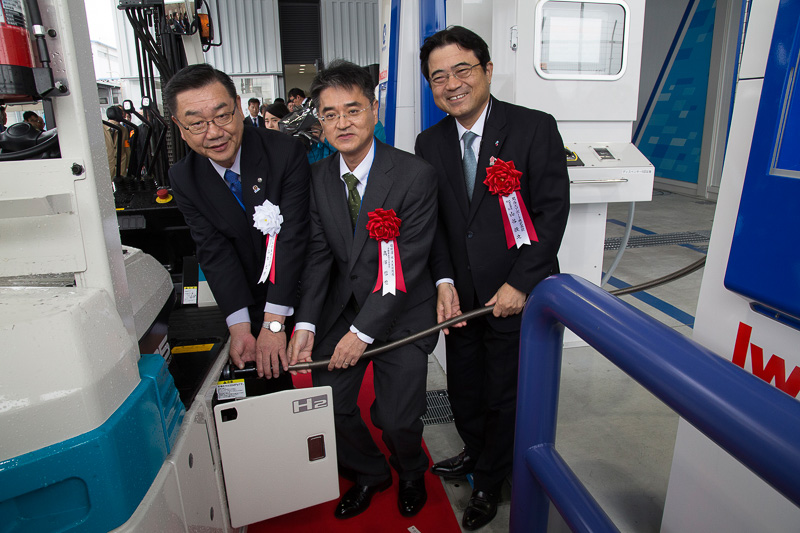 代表者によるFCフォークリフトへの充填セレモニーも行なわれた