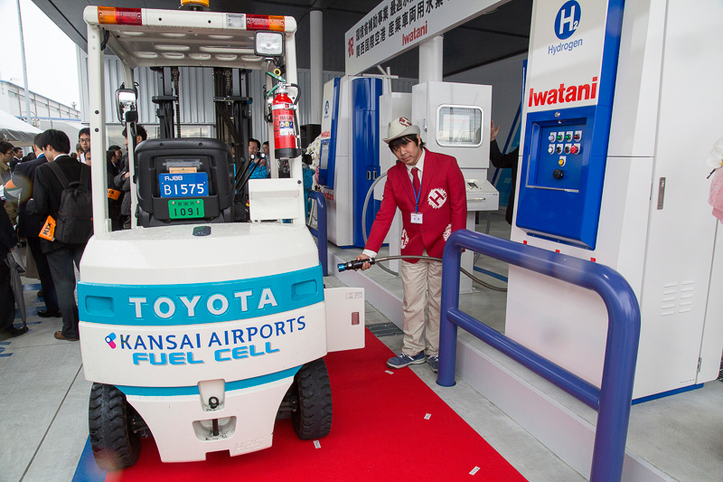 高圧水素ディスペンサーはスタンド内に2基、物流倉庫に1基設置されている