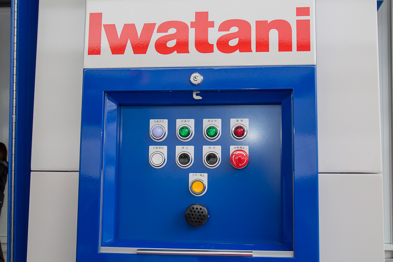 高圧水素ディスペンサーの液晶パネル。撮影時は機能停止をさせているので充填不可の状態。モニタには水素圧力、流量、充填量と充填に掛かった時間を確認できる時間表示もある。モニタのほかにもランプの点灯で運転状況が確認できる