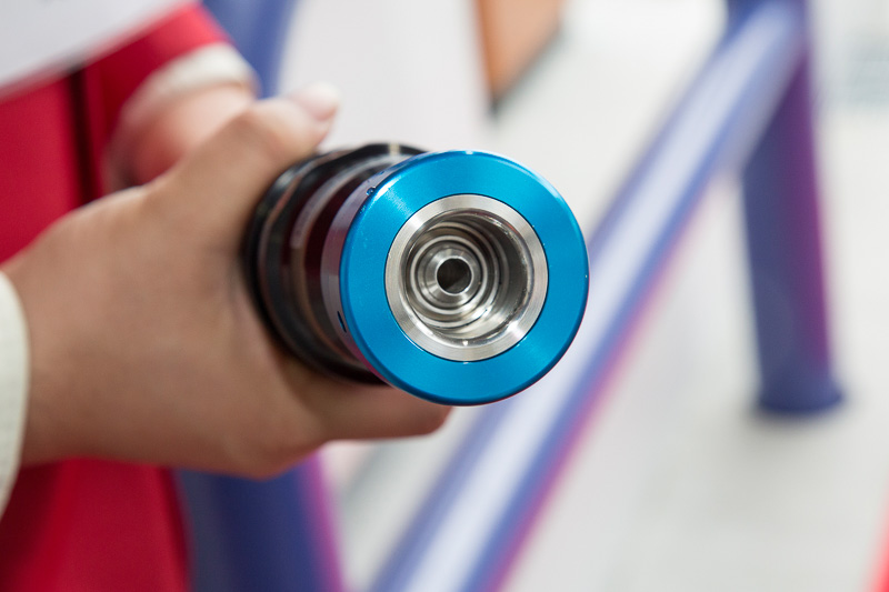 現状、FCフォークリフトへの水素充填はスタンドにいる専門のスタッフが行なう。といっても簡単、安全に充填できる操作系になっている。充填前は静電気除去シートにタッチ。ディスペンサーのホースの先端はチャック式になっていて、車体側のチャックの押し込むことでロックされる