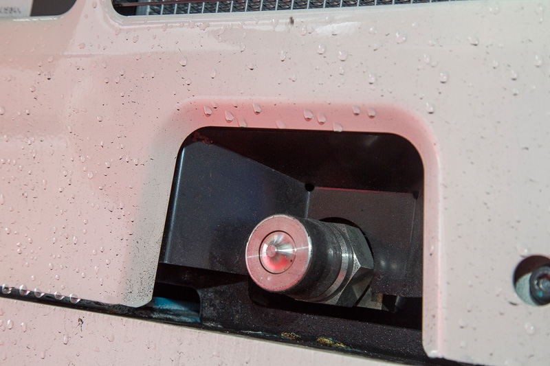 走行するとFCV同様、水が生成されるが、FCフォークリフトは清潔な倉庫内で使用するので水とはいえ車外に放出できない。そこで貯水タンクも装備していて、水素充填時に専用ホースをつなぎドレンから排出。生成水は排水溝へ流される